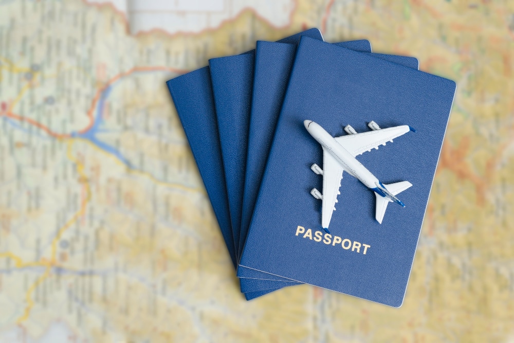 Visa passeport sur carte avec jouet avion